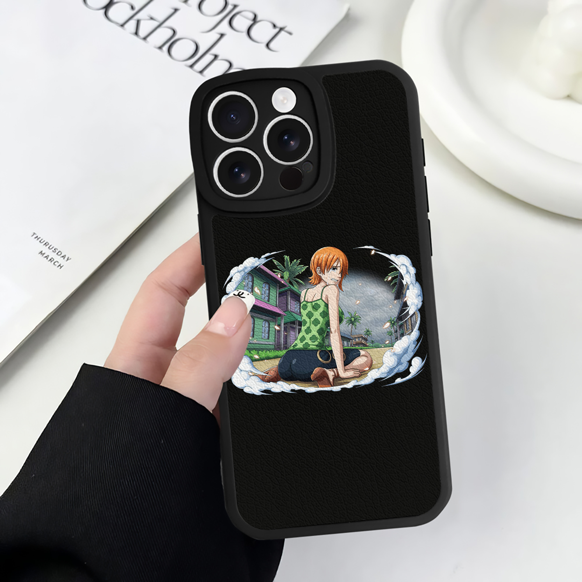 （画像用） ワンピース ナミ ONE PIECE Nami 【iPhone 16シリーズ対応】シリコンスマホケース（レザー調） 材質：シリコン